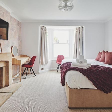 مبيت وإفطار بورتون أُنذ ووتر دار ضيافة ذا لانسداون المظهر الخارجي الصورة A bedroom at the hotel