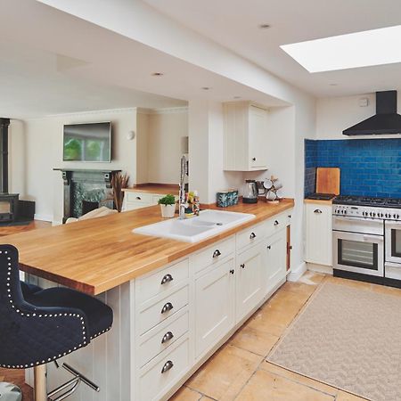 مبيت وإفطار بورتون أُنذ ووتر دار ضيافة ذا لانسداون المظهر الخارجي الصورة A kitchen with a skylight