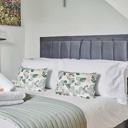 مبيت وإفطار بورتون أُنذ ووتر دار ضيافة ذا لانسداون المظهر الخارجي الصورة A bed with a headboard