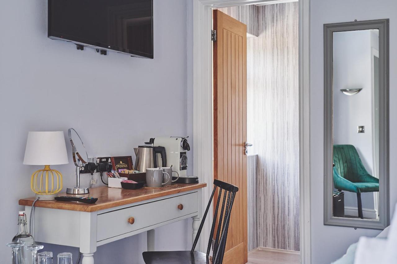 مبيت وإفطار بورتون أُنذ ووتر دار ضيافة ذا لانسداون المظهر الخارجي الصورة A bedroom at the hotel