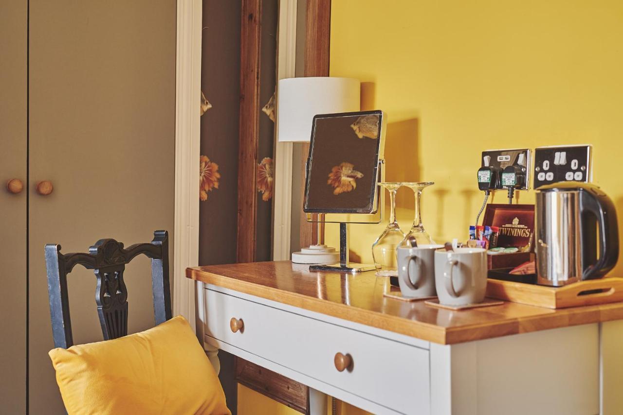 مبيت وإفطار بورتون أُنذ ووتر دار ضيافة ذا لانسداون المظهر الخارجي الصورة A Nespresso machine