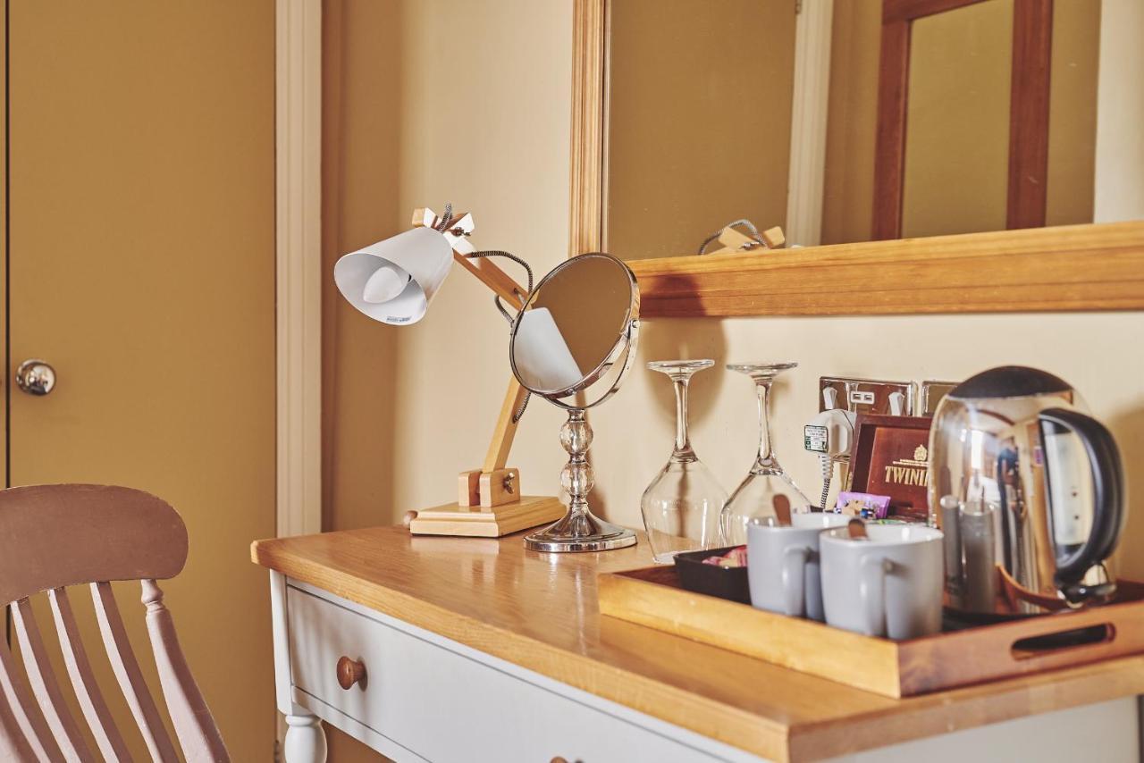مبيت وإفطار بورتون أُنذ ووتر دار ضيافة ذا لانسداون المظهر الخارجي الصورة A typical hotel room tea tray