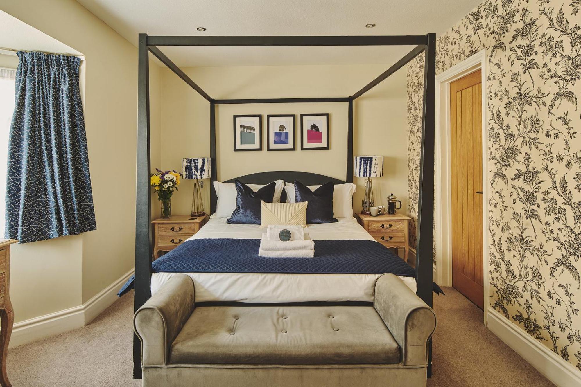 مبيت وإفطار بورتون أُنذ ووتر دار ضيافة ذا لانسداون الغرفة الصورة A bedroom at The Old Vicarage