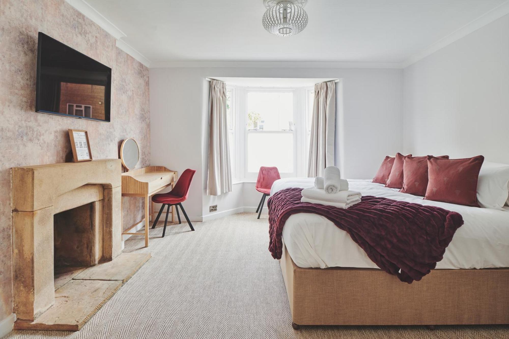 مبيت وإفطار بورتون أُنذ ووتر دار ضيافة ذا لانسداون المظهر الخارجي الصورة A bedroom at the hotel