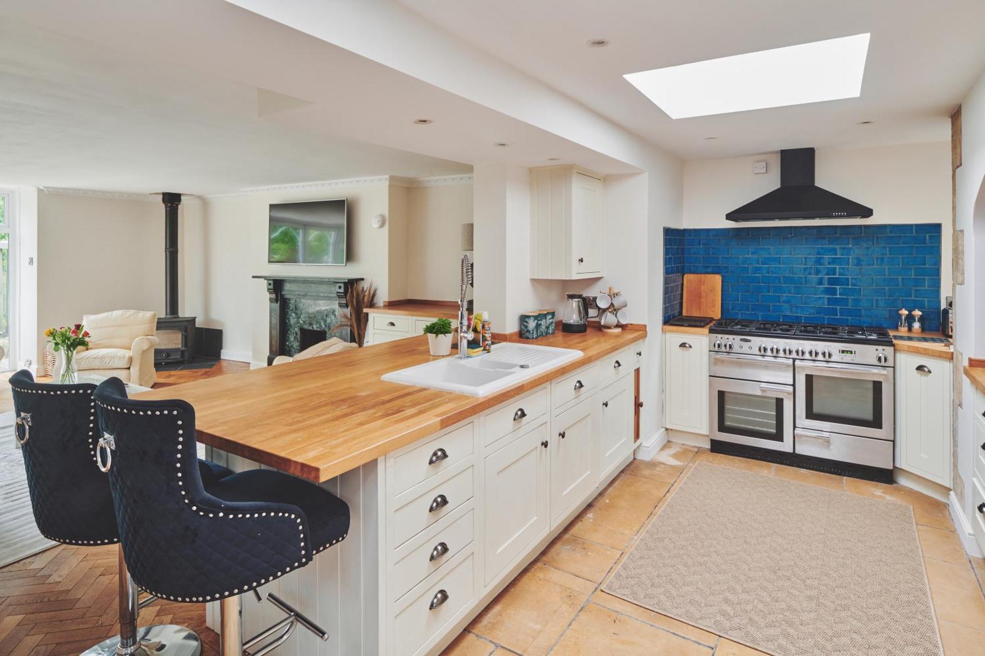 مبيت وإفطار بورتون أُنذ ووتر دار ضيافة ذا لانسداون المظهر الخارجي الصورة A kitchen with a skylight