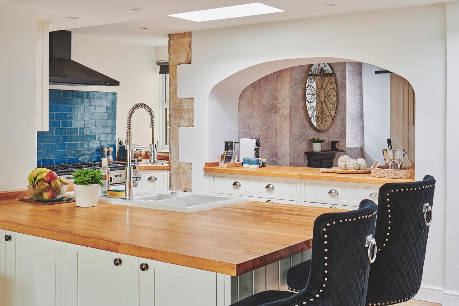 مبيت وإفطار بورتون أُنذ ووتر دار ضيافة ذا لانسداون المظهر الخارجي الصورة A kitchen with a pass-through