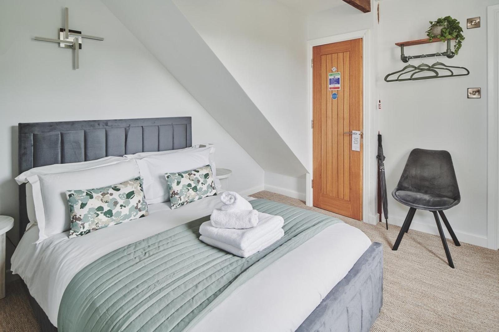 مبيت وإفطار بورتون أُنذ ووتر دار ضيافة ذا لانسداون المظهر الخارجي الصورة A bedroom at the hotel