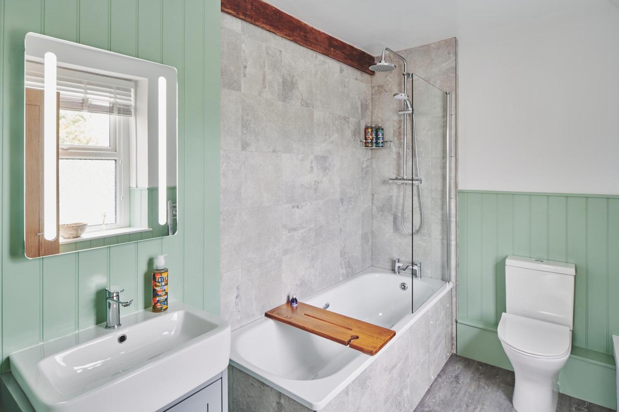 مبيت وإفطار بورتون أُنذ ووتر دار ضيافة ذا لانسداون المظهر الخارجي الصورة Bathroom with shower over bath