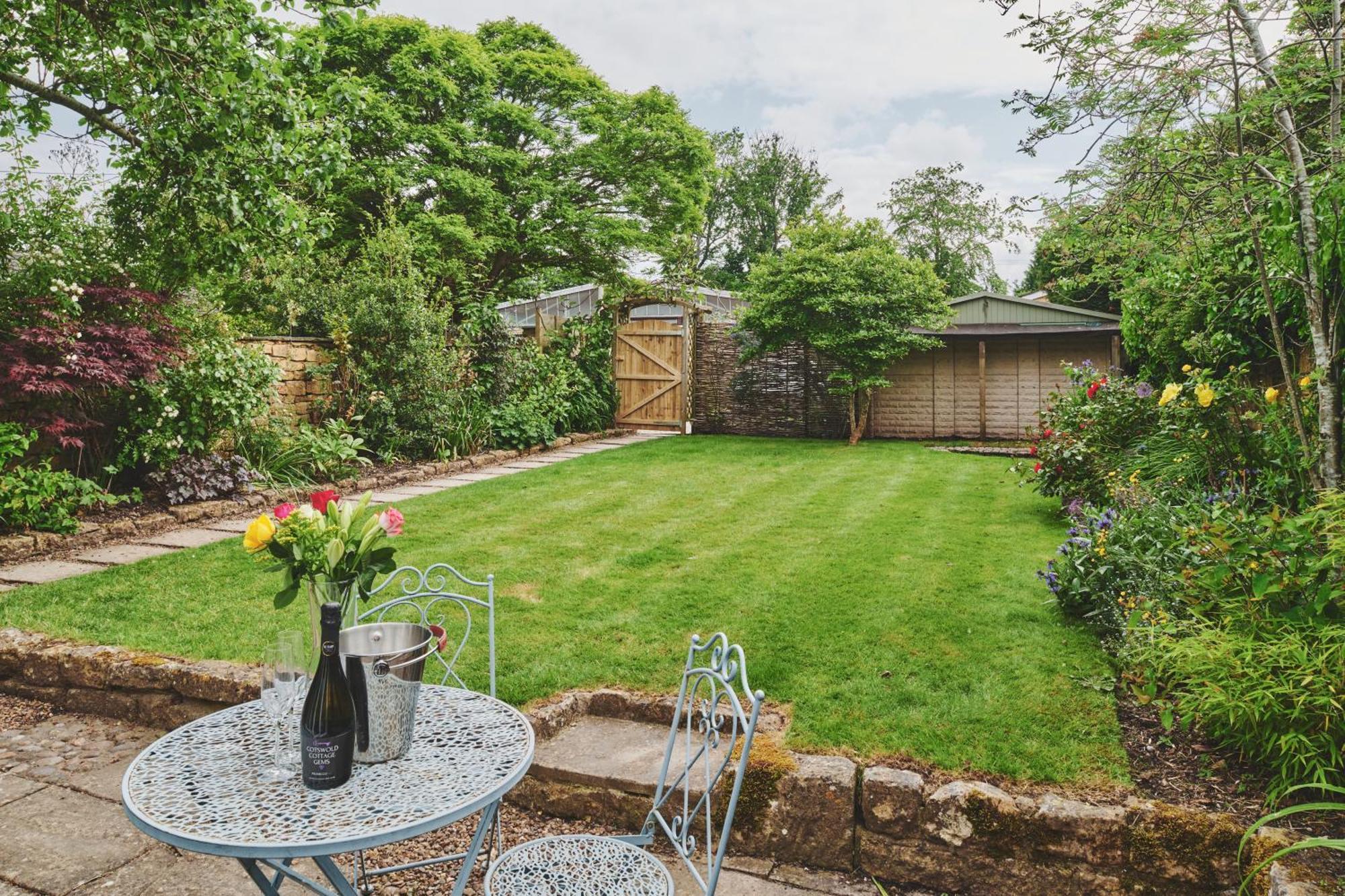 مبيت وإفطار بورتون أُنذ ووتر دار ضيافة ذا لانسداون المظهر الخارجي الصورة The garden of a typical English cottage