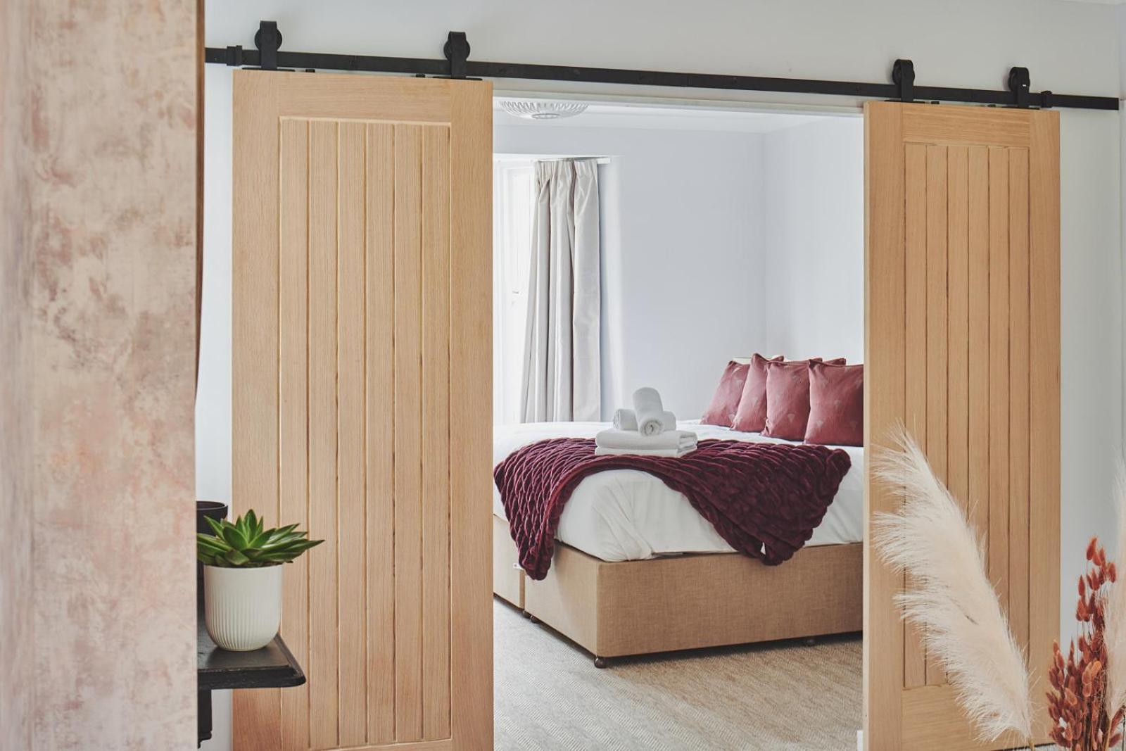 مبيت وإفطار بورتون أُنذ ووتر دار ضيافة ذا لانسداون المظهر الخارجي الصورة Sliding barn doors