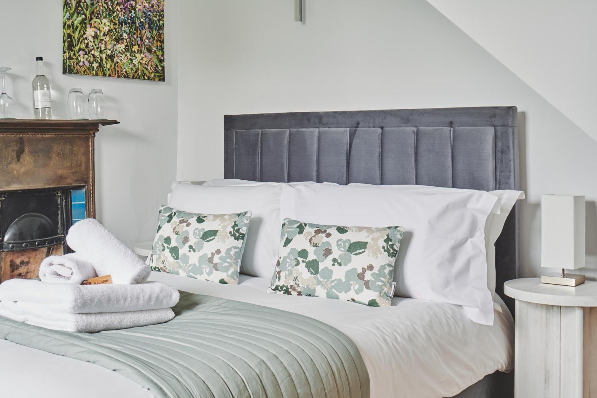 مبيت وإفطار بورتون أُنذ ووتر دار ضيافة ذا لانسداون المظهر الخارجي الصورة A bed with a headboard