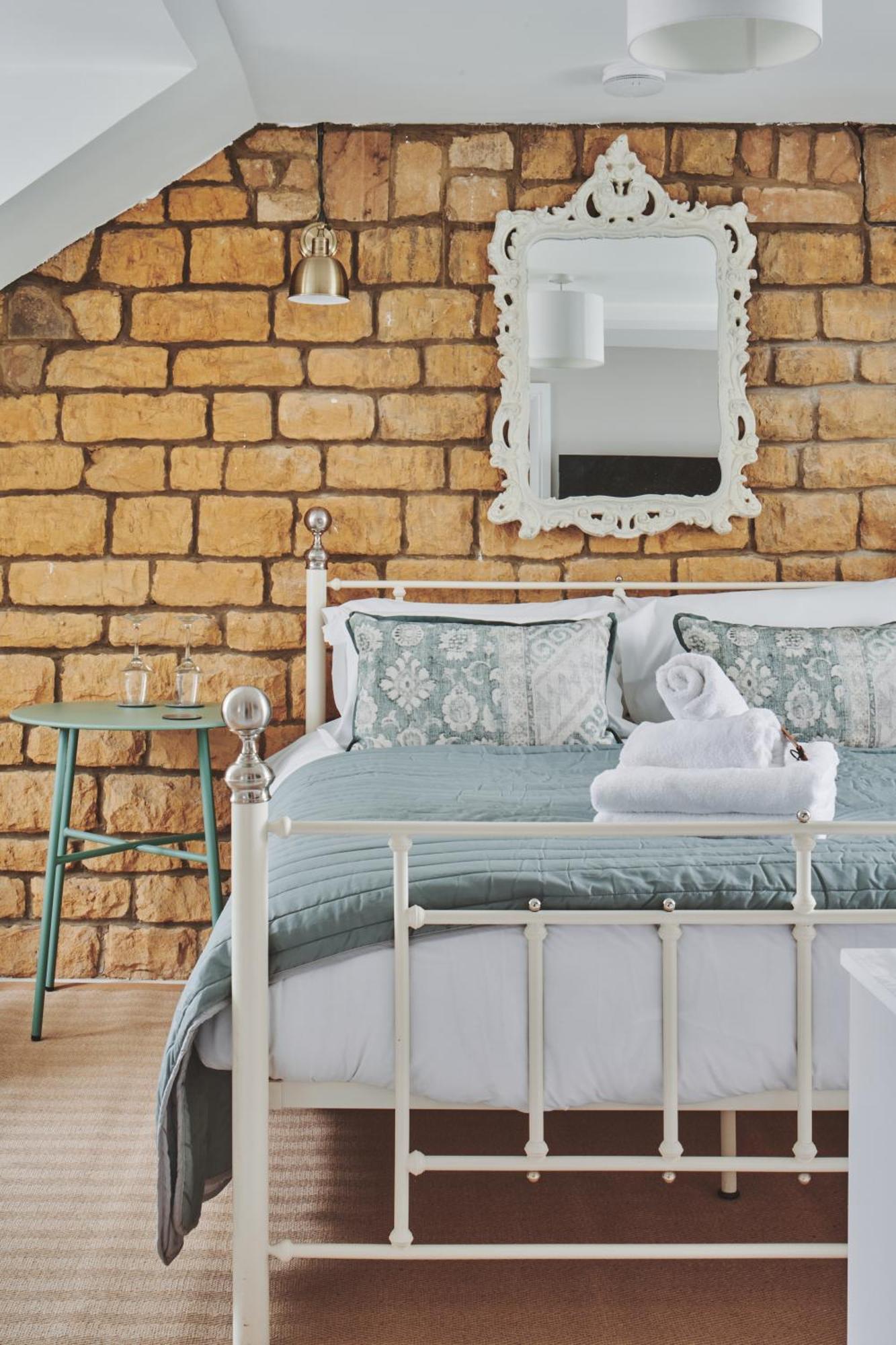 مبيت وإفطار بورتون أُنذ ووتر دار ضيافة ذا لانسداون المظهر الخارجي الصورة A bed with a duvet
