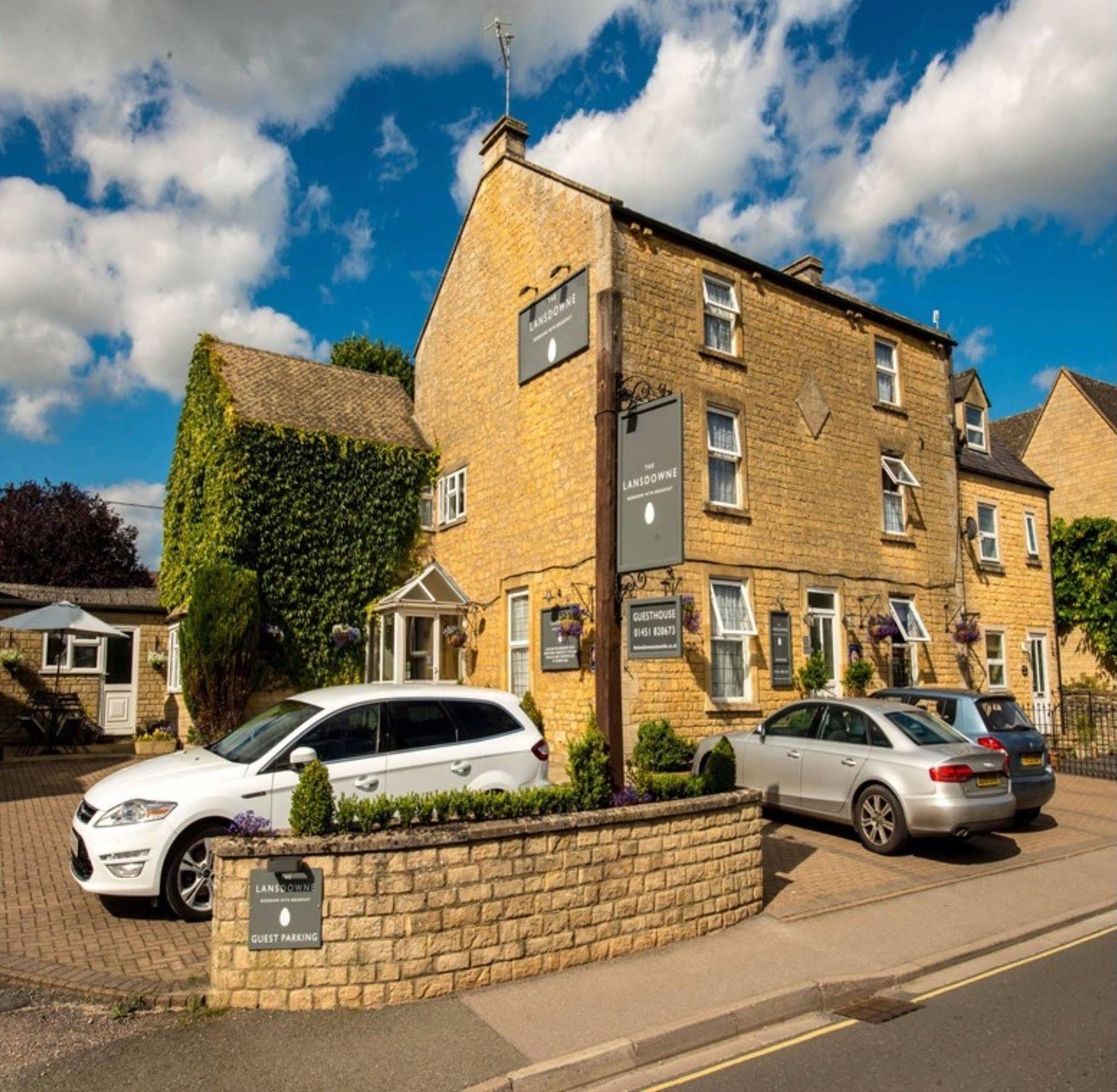 مبيت وإفطار بورتون أُنذ ووتر دار ضيافة ذا لانسداون المظهر الخارجي الصورة The Old Swan Hotel