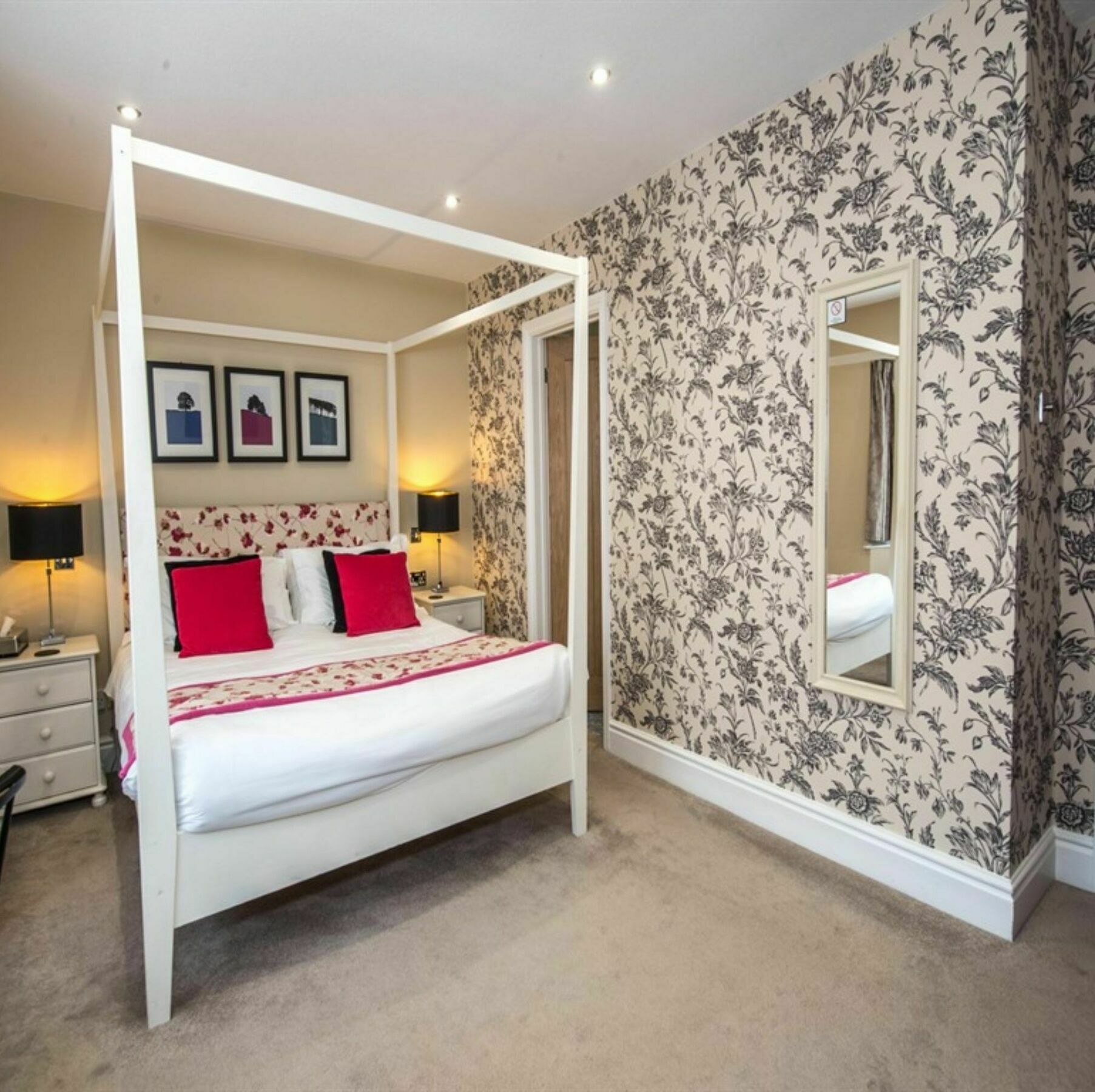 مبيت وإفطار بورتون أُنذ ووتر دار ضيافة ذا لانسداون المظهر الخارجي الصورة A bedroom at The Swan Hotel