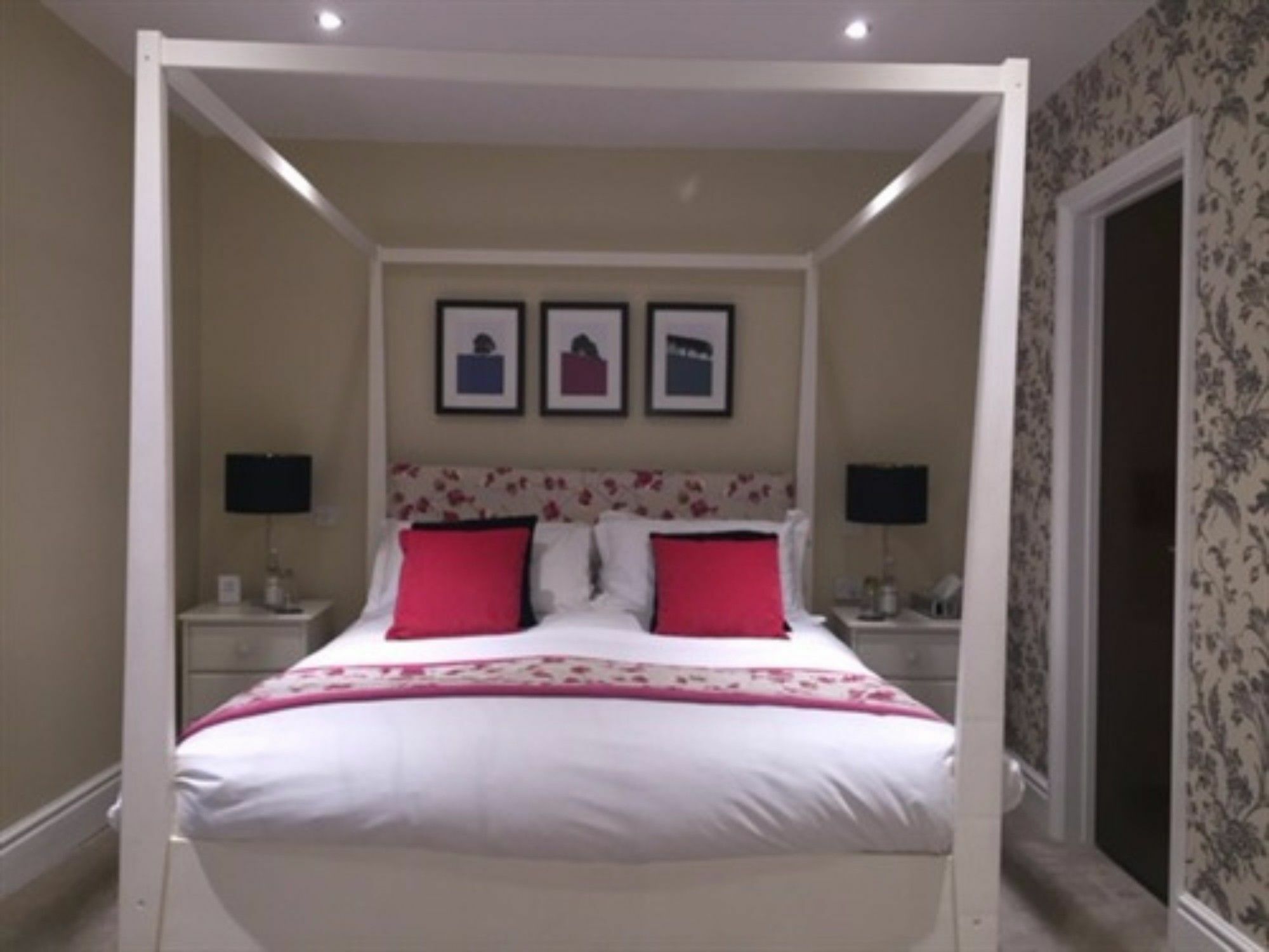 مبيت وإفطار بورتون أُنذ ووتر دار ضيافة ذا لانسداون المظهر الخارجي الصورة A bedroom at the hotel